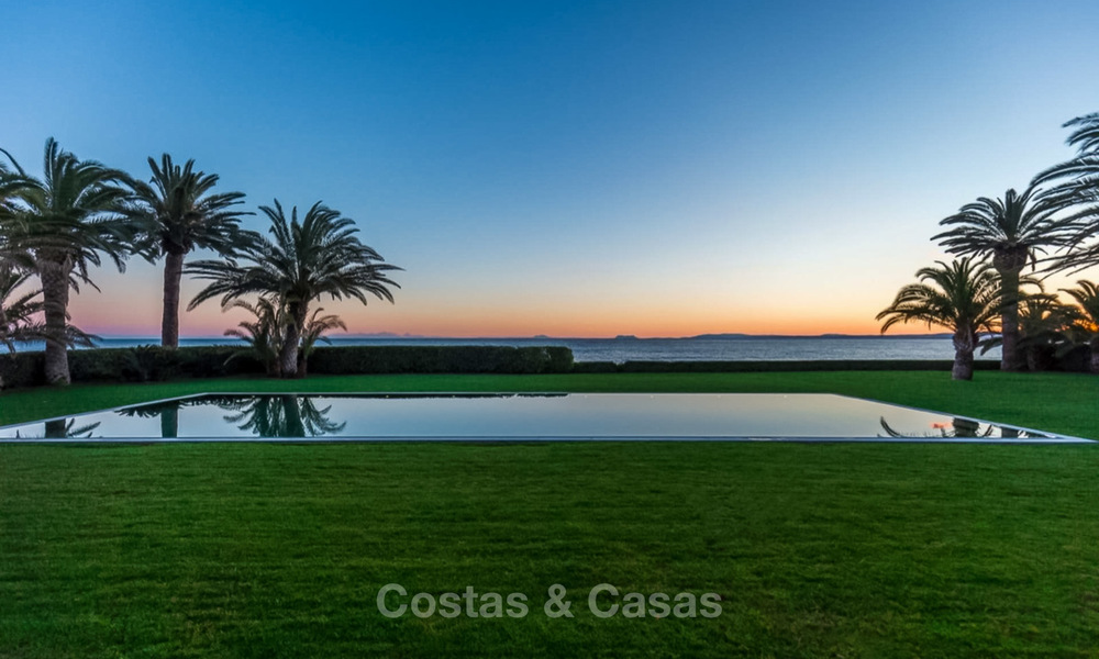 Villa de style classique et prestigieuse sur la Méditerranée à vendre, entre Marbella et Estepona 5474
