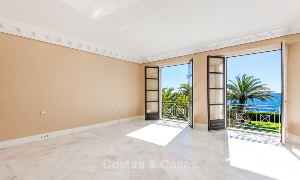 Villa de style classique et prestigieuse sur la Méditerranée à vendre, entre Marbella et Estepona 5490