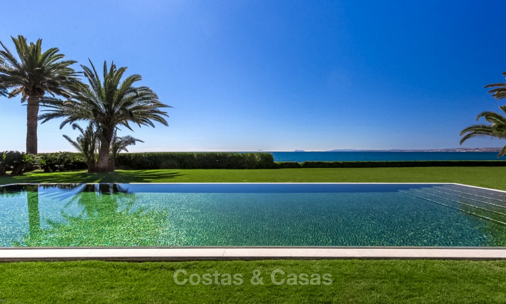 Villa de style classique et prestigieuse sur la Méditerranée à vendre, entre Marbella et Estepona 5496