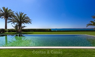 Villa de style classique et prestigieuse sur la Méditerranée à vendre, entre Marbella et Estepona 5496 
