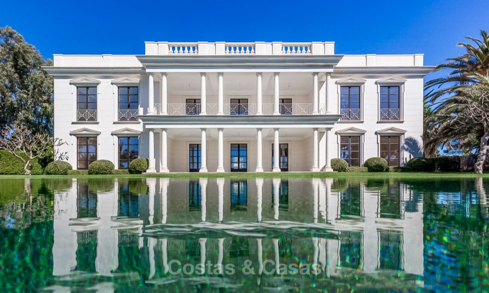 Villa de style classique et prestigieuse sur la Méditerranée à vendre, entre Marbella et Estepona 5497