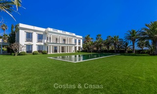 Villa de style classique et prestigieuse sur la Méditerranée à vendre, entre Marbella et Estepona 5501 