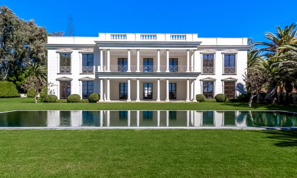Villa de style classique et prestigieuse sur la Méditerranée à vendre, entre Marbella et Estepona 5502