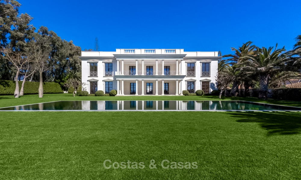 Villa de style classique et prestigieuse sur la Méditerranée à vendre, entre Marbella et Estepona 5506