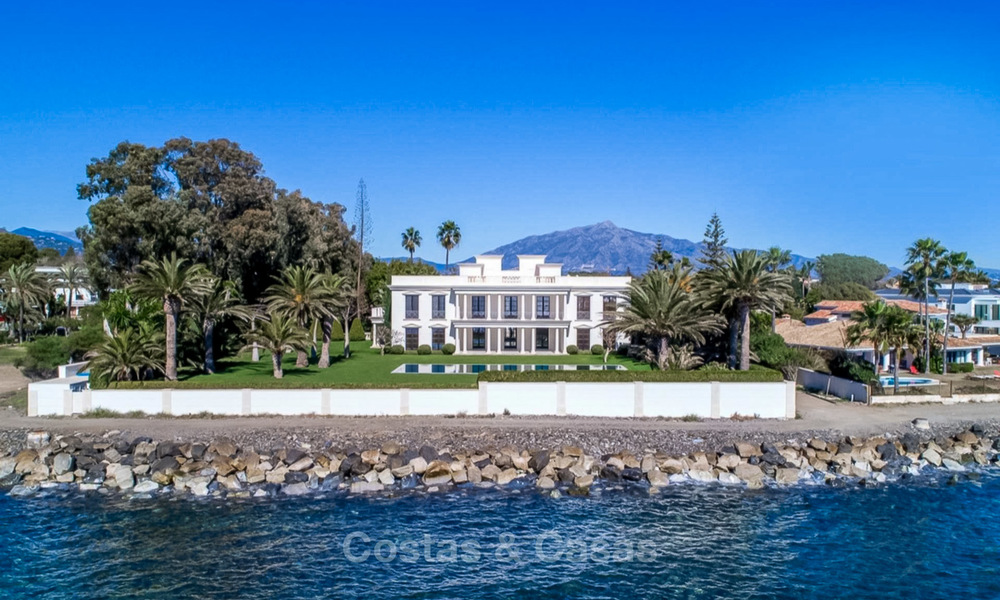 Villa de style classique et prestigieuse sur la Méditerranée à vendre, entre Marbella et Estepona 5507