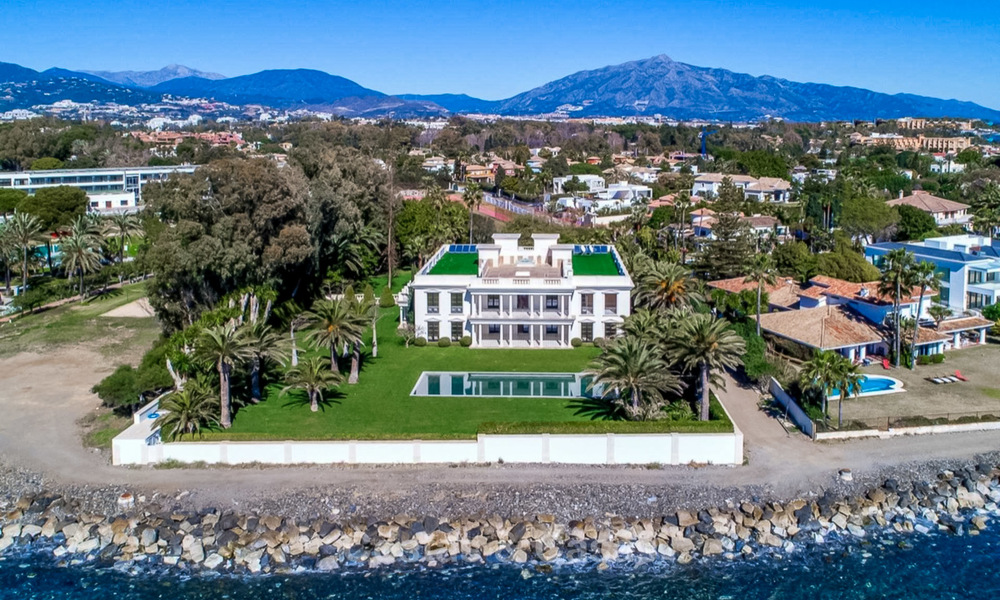 Villa de style classique et prestigieuse sur la Méditerranée à vendre, entre Marbella et Estepona 5509