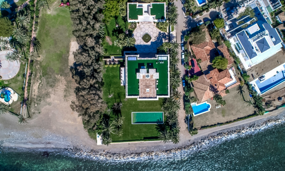 Villa de style classique et prestigieuse sur la Méditerranée à vendre, entre Marbella et Estepona 5512