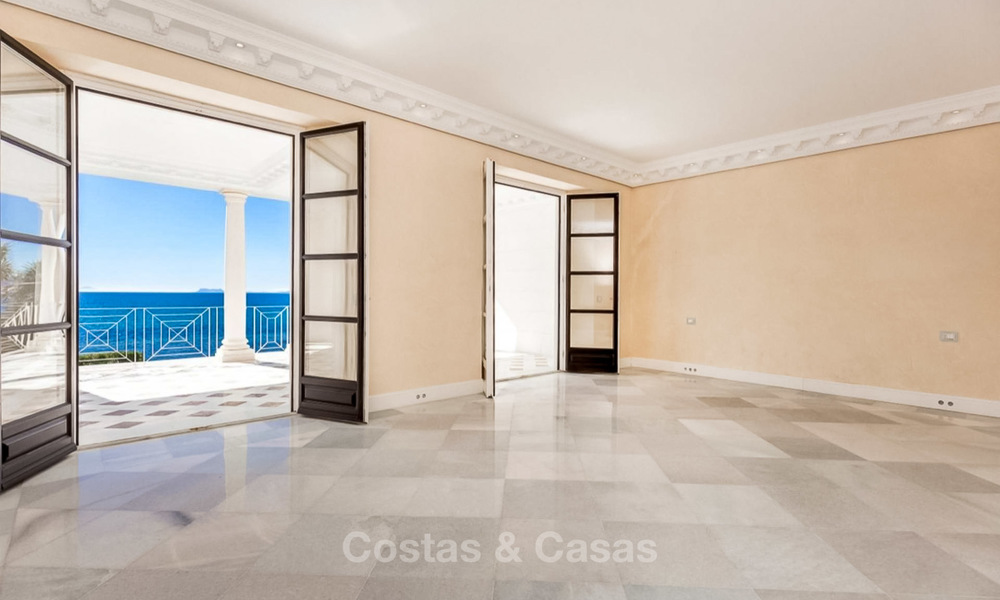 Villa de style classique et prestigieuse sur la Méditerranée à vendre, entre Marbella et Estepona 5516