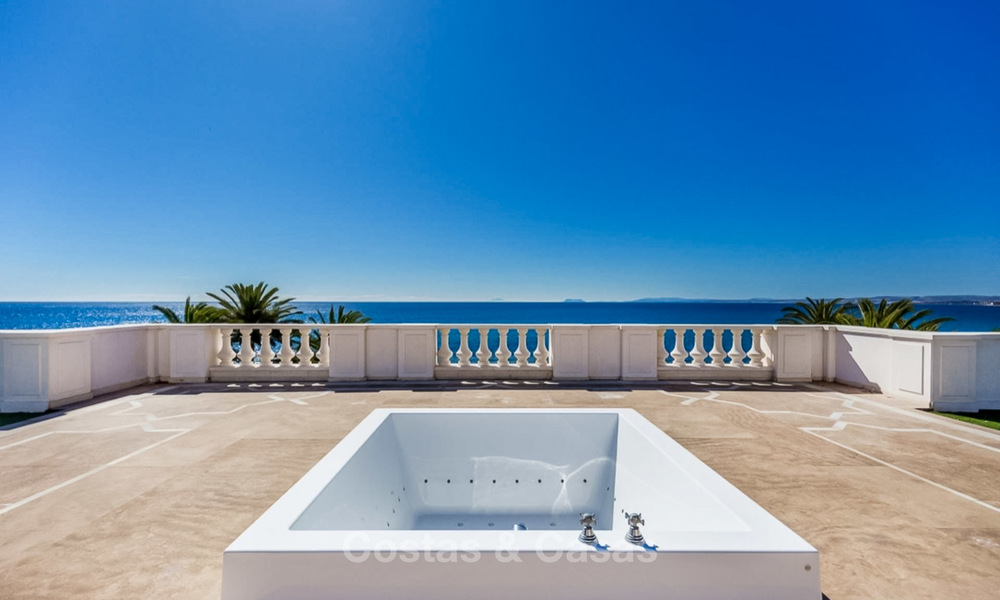Villa de style classique et prestigieuse sur la Méditerranée à vendre, entre Marbella et Estepona 5519