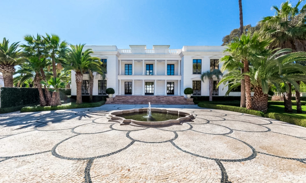 Villa de style classique et prestigieuse sur la Méditerranée à vendre, entre Marbella et Estepona 5520
