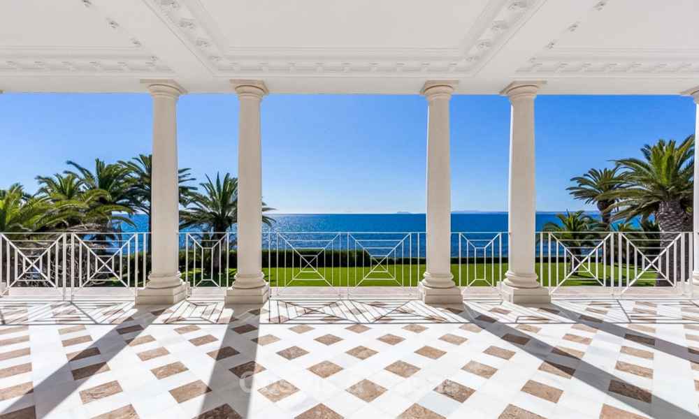 Villa de style classique et prestigieuse sur la Méditerranée à vendre, entre Marbella et Estepona 5523