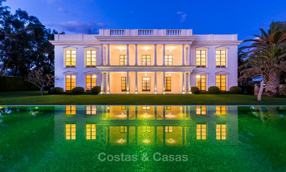 Villa de style classique et prestigieuse sur la Méditerranée à vendre, entre Marbella et Estepona 5525