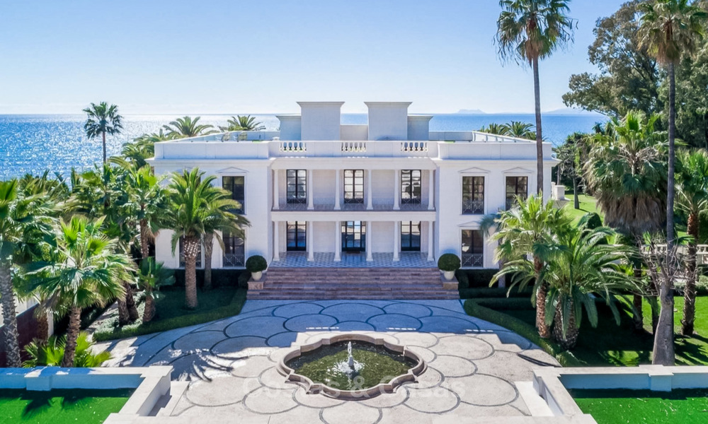 Villa de style classique et prestigieuse sur la Méditerranée à vendre, entre Marbella et Estepona 5526