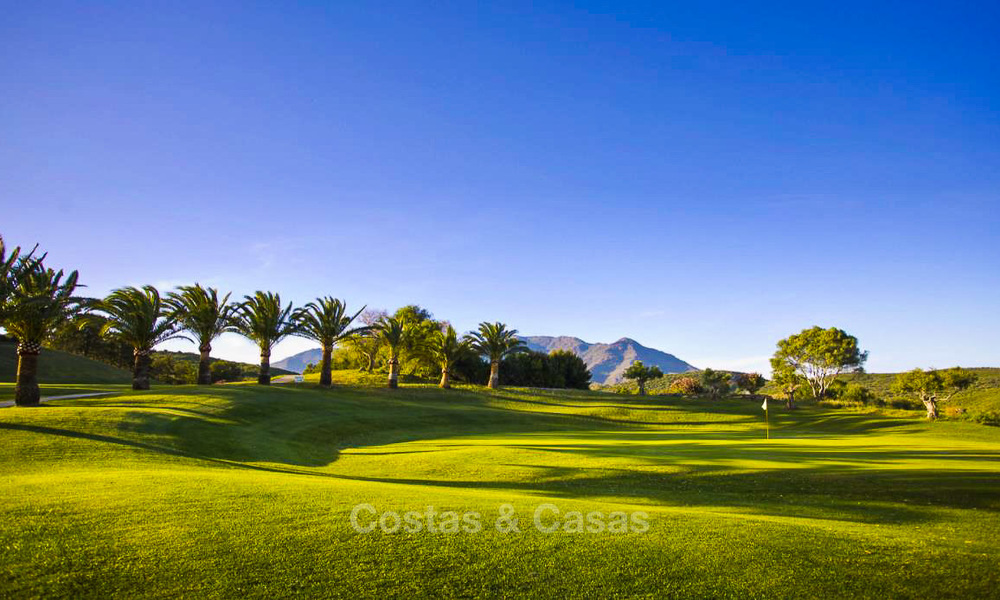 Nouvelles maisons de ville de golf modernes et exclusives à vendre avec vues spectaculaires sur golf à Estepona 12149