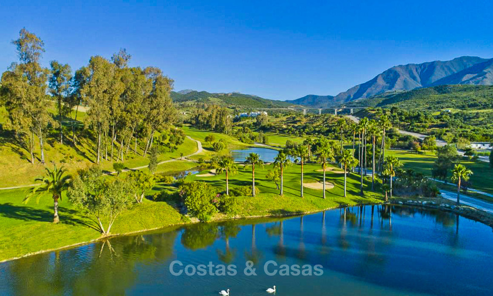 Nouvelles maisons de ville de golf modernes et exclusives à vendre avec vues spectaculaires sur golf à Estepona 12151