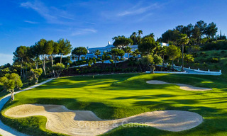 Nouvelles maisons de ville de golf modernes et exclusives à vendre avec vues spectaculaires sur golf à Estepona 12153 