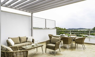 Nouvelles maisons de ville de golf modernes et exclusives à vendre avec vues spectaculaires sur golf à Estepona 12122 