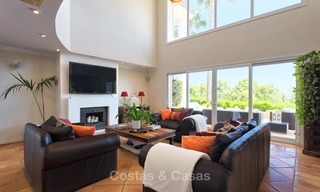 Villa de style andalou à vendre avec une vue magnifique sur la mer, près du golf et de la plage, Marbella 6076 