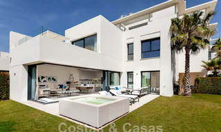 Nouveaux maisons de ville avant-gardistes à vendre, vues imprenables sur la mer, Casares, Costa del Sol 44346 