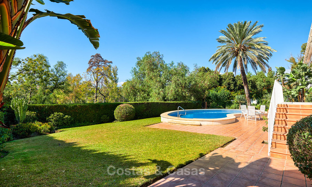 Villa de style andalou, situé sur un Golf, à vendre à Marbella 6824