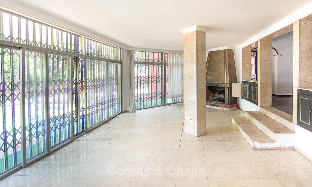 Villa à rénover sur un grand terrain à vendre dans un endroit spectaculaire - Golden Mile, Marbella 7001