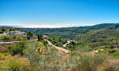 A vendre : grand terrain constructible avec vue panoramique sur mer et les montagnes dans un domaine de luxe à Benahavis, Marbella 7201