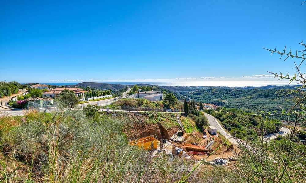 A vendre : grand terrain constructible avec vue panoramique sur mer et les montagnes dans un domaine de luxe à Benahavis, Marbella 7204