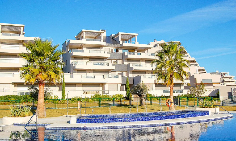 Appartement très spacieux, lumineux et moderne à vendre avec 4 chambres à coucher et vue dégagée sur le golf et la mer à Marbella - Benahavis 7500