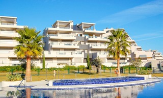 Appartement très spacieux, lumineux et moderne à vendre avec 4 chambres à coucher et vue dégagée sur le golf et la mer à Marbella - Benahavis 7500 