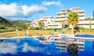 Appartement très spacieux, lumineux et moderne à vendre avec 4 chambres à coucher et vue dégagée sur le golf et la mer à Marbella - Benahavis 7501 