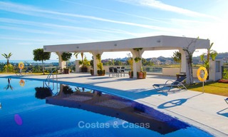 Appartement très spacieux, lumineux et moderne à vendre avec 4 chambres à coucher et vue dégagée sur le golf et la mer à Marbella - Benahavis 7503 