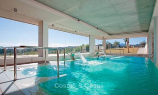 Appartement très spacieux, lumineux et moderne à vendre avec 4 chambres à coucher et vue dégagée sur le golf et la mer à Marbella - Benahavis 7504 