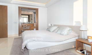 Appartement très spacieux, lumineux et moderne à vendre avec 4 chambres à coucher et vue dégagée sur le golf et la mer à Marbella - Benahavis 7694 