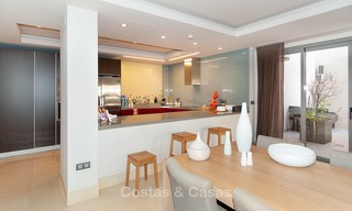 Appartement très spacieux, lumineux et moderne à vendre avec 4 chambres à coucher et vue dégagée sur le golf et la mer à Marbella - Benahavis 7695 