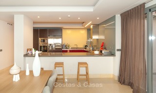 Appartement très spacieux, lumineux et moderne à vendre avec 4 chambres à coucher et vue dégagée sur le golf et la mer à Marbella - Benahavis 7698 