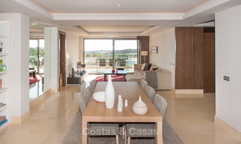 Appartement très spacieux, lumineux et moderne à vendre avec 4 chambres à coucher et vue dégagée sur le golf et la mer à Marbella - Benahavis 7513