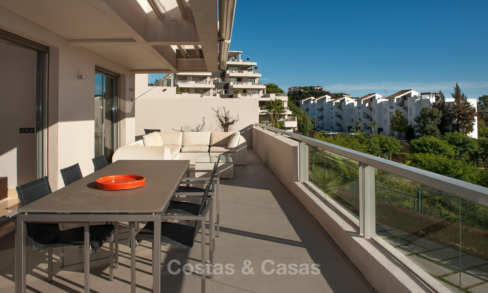 Appartement très spacieux, lumineux et moderne à vendre avec 4 chambres à coucher et vue dégagée sur le golf et la mer à Marbella - Benahavis 7516