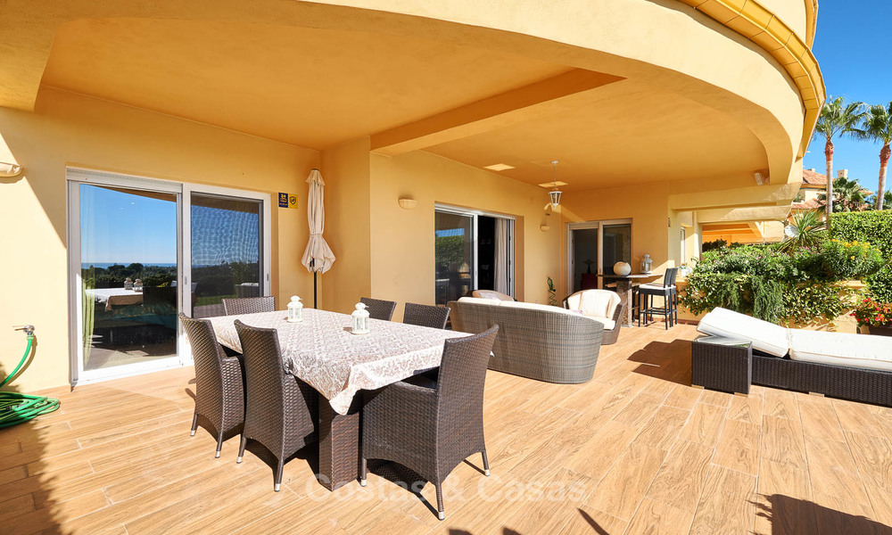 Spacieux appartement de luxe au rez-de-chaussée avec vue sur mer à vendre - Elviria, Marbella Est 7548