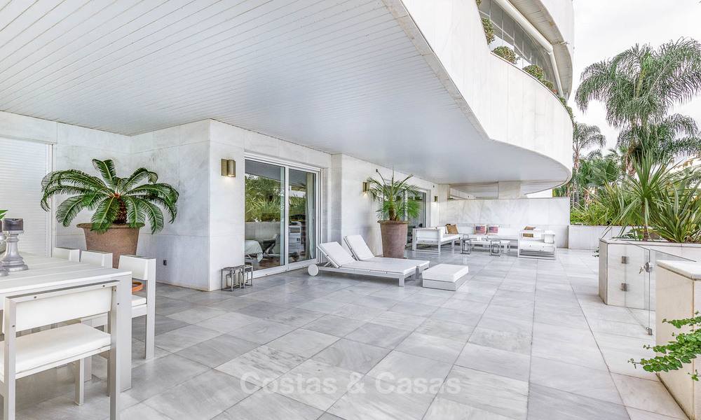 Appartement de luxe dans un prestigieux complexe de plage à vendre, Puerto Banus, Marbella 7759