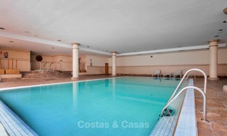 Appartement de luxe dans un prestigieux complexe de plage à vendre, Puerto Banus, Marbella 7761 