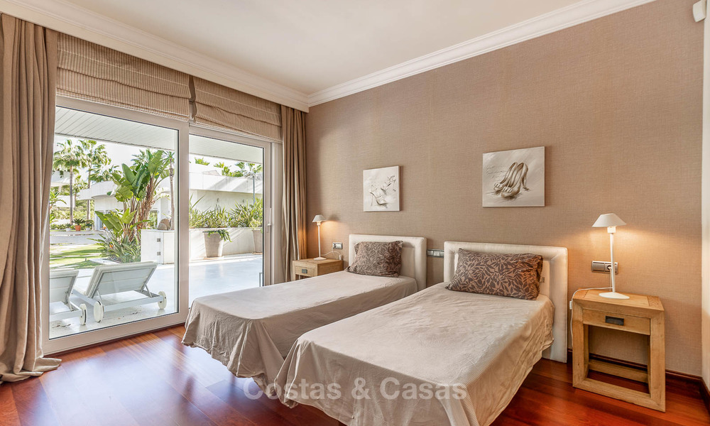Appartement de luxe dans un prestigieux complexe de plage à vendre, Puerto Banus, Marbella 7773