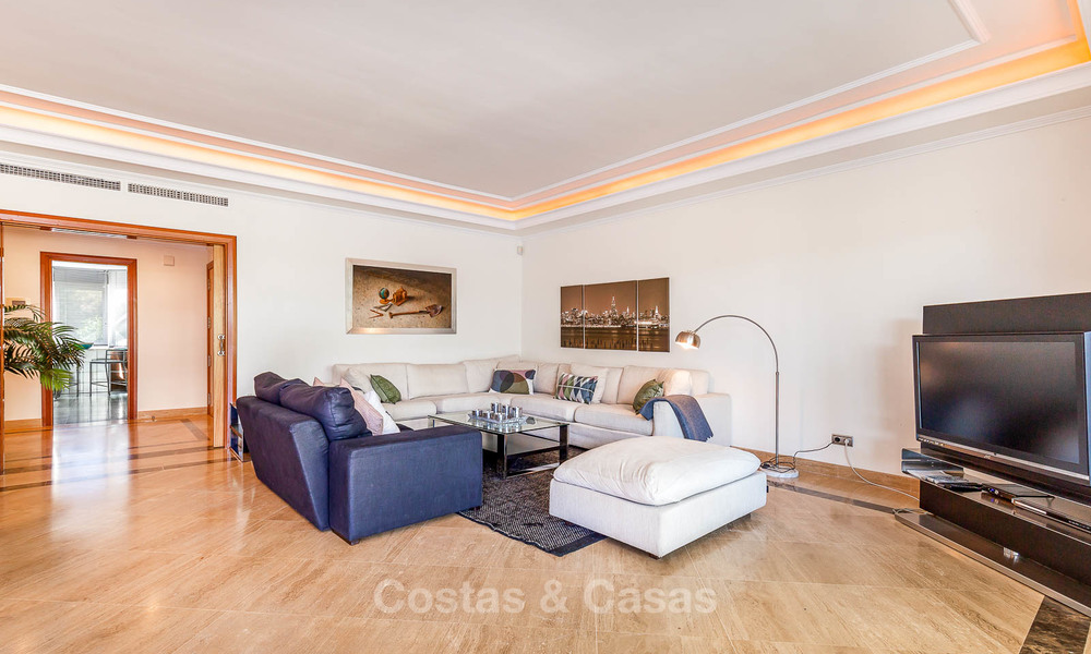 Appartement de luxe dans un prestigieux complexe de plage à vendre, Puerto Banus, Marbella 7777