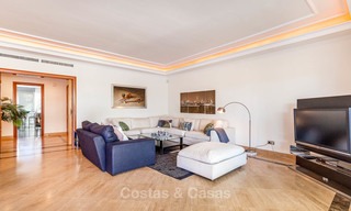 Appartement de luxe dans un prestigieux complexe de plage à vendre, Puerto Banus, Marbella 7777 