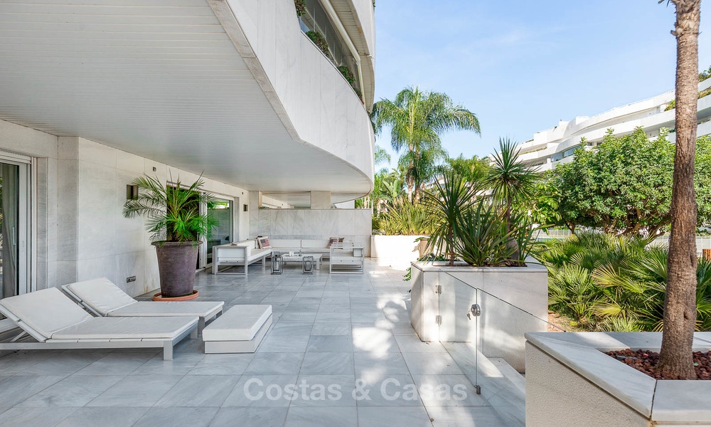 Appartement de luxe dans un prestigieux complexe de plage à vendre, Puerto Banus, Marbella 7781