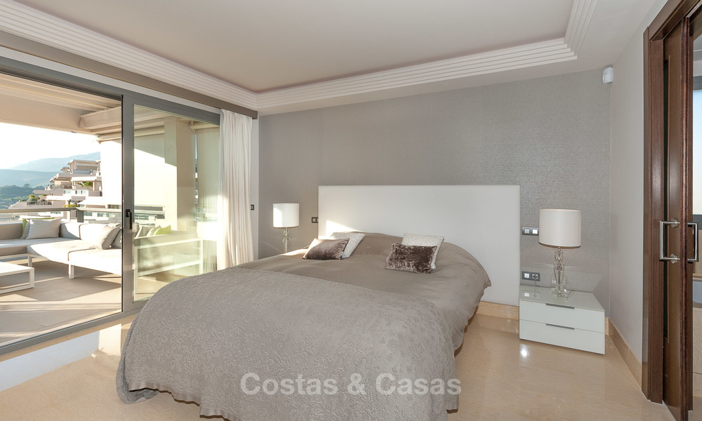 Penthouse spacieux, lumineux et moderne à vendre avec vue sur golf, montagnes et mer à Marbella - Benahavis 7710