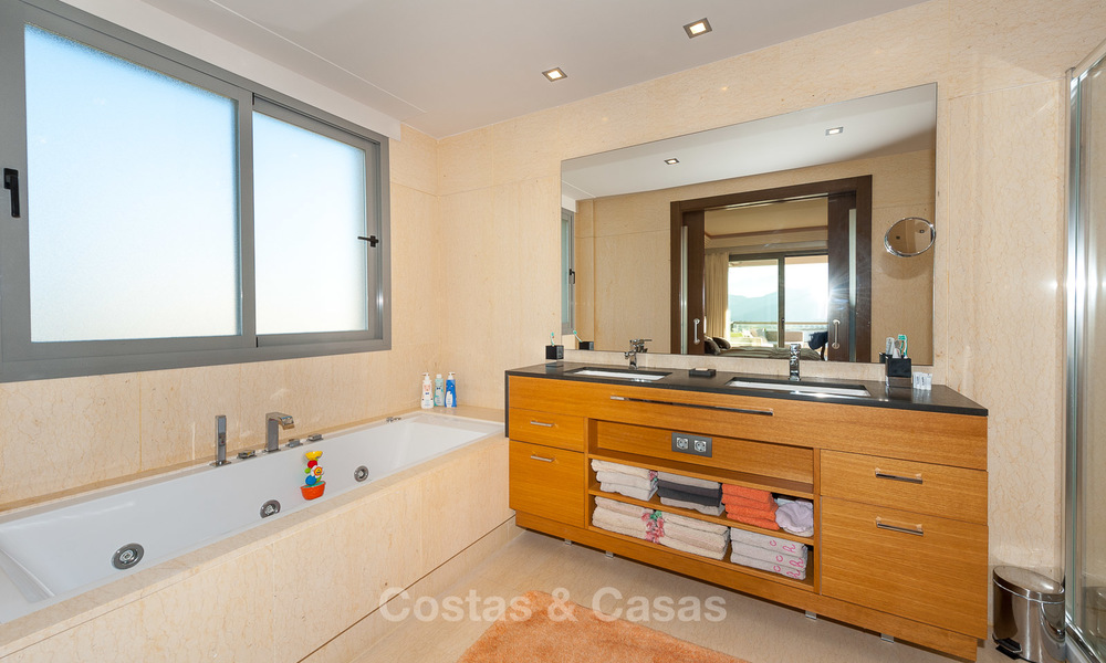 Penthouse spacieux, lumineux et moderne à vendre avec vue sur golf, montagnes et mer à Marbella - Benahavis 7712