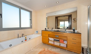 Penthouse spacieux, lumineux et moderne à vendre avec vue sur golf, montagnes et mer à Marbella - Benahavis 7712 
