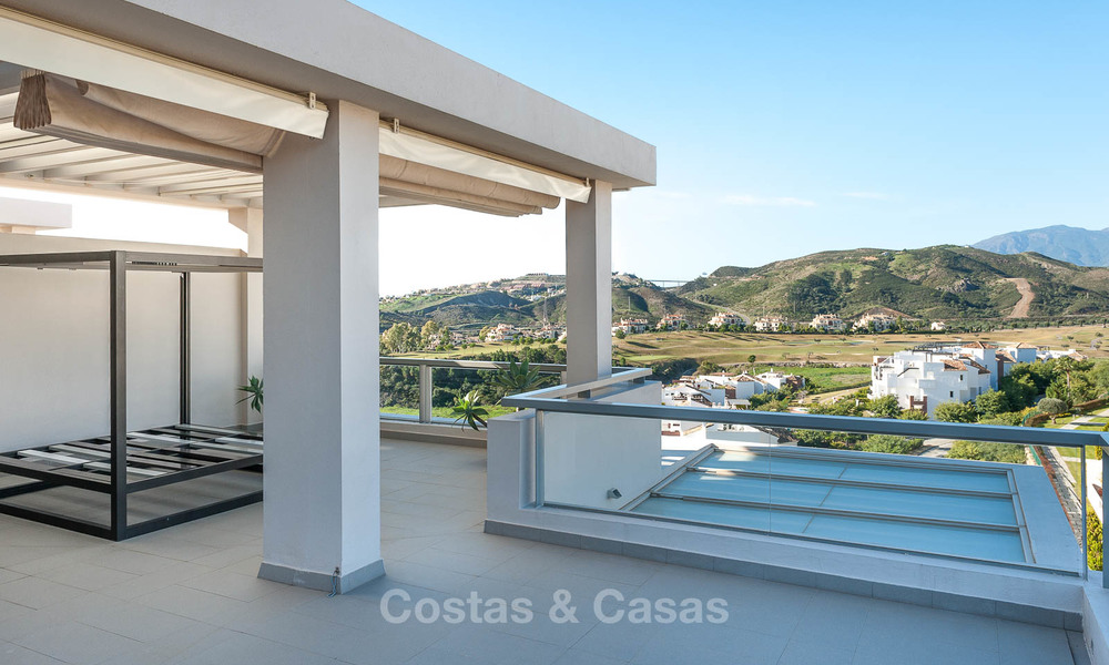 Penthouse spacieux, lumineux et moderne à vendre avec vue sur golf, montagnes et mer à Marbella - Benahavis 7812