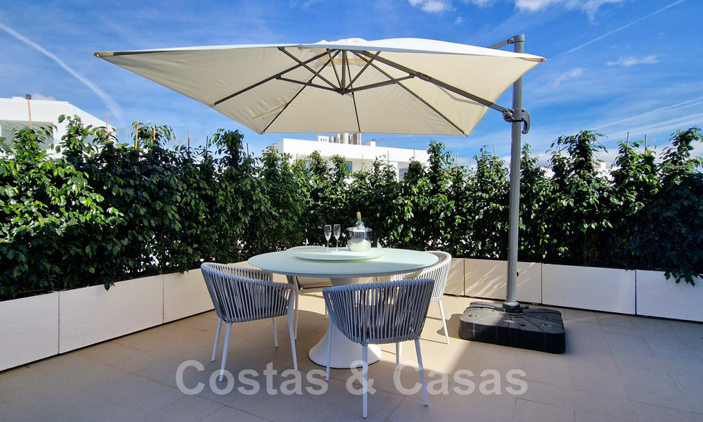 Penthouse spacieux, lumineux et moderne à vendre avec vue sur golf, montagnes et mer à Marbella - Benahavis 46704