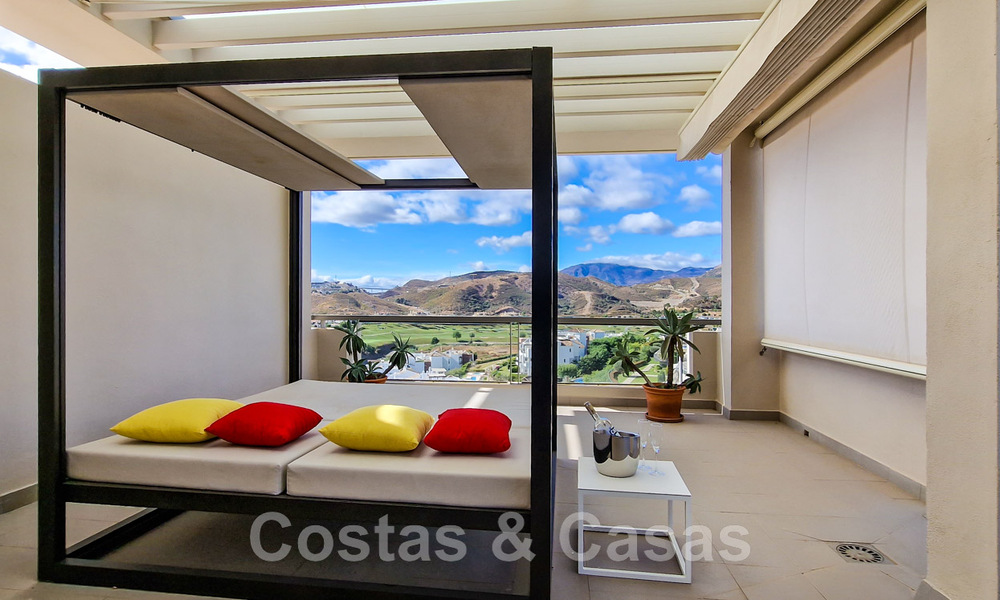 Penthouse spacieux, lumineux et moderne à vendre avec vue sur golf, montagnes et mer à Marbella - Benahavis 46705